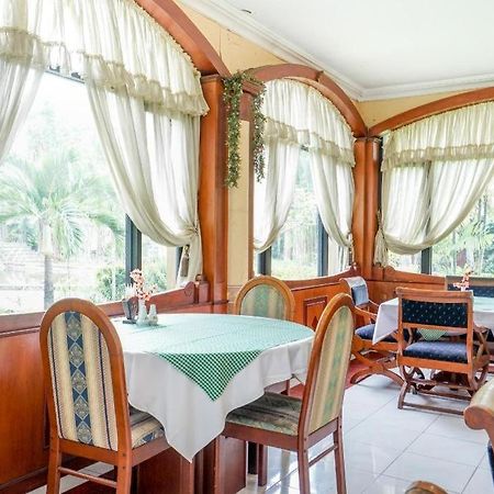 Отель Istana Permata Juanda Sawotratap Экстерьер фото