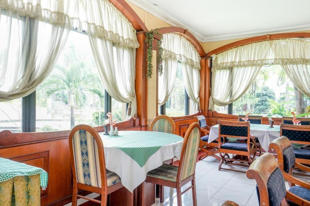 Отель Istana Permata Juanda Sawotratap Экстерьер фото