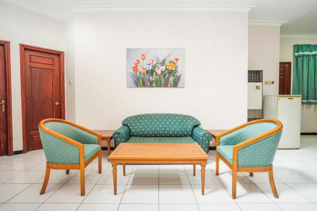 Отель Istana Permata Juanda Sawotratap Экстерьер фото