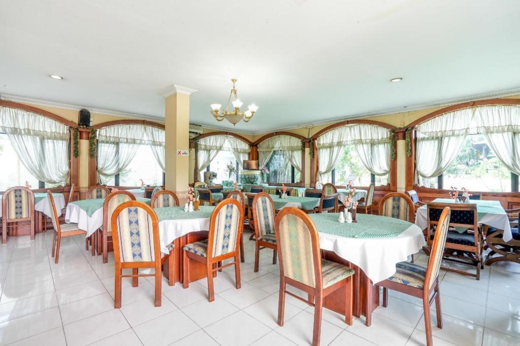Отель Istana Permata Juanda Sawotratap Экстерьер фото