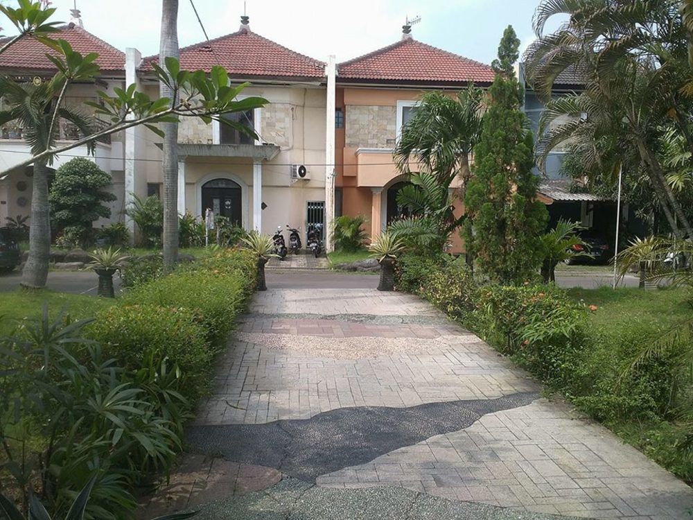 Отель Istana Permata Juanda Sawotratap Экстерьер фото
