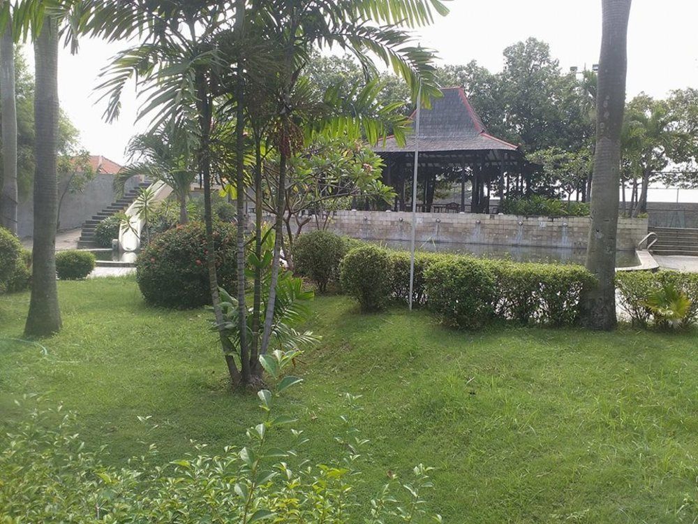 Отель Istana Permata Juanda Sawotratap Экстерьер фото