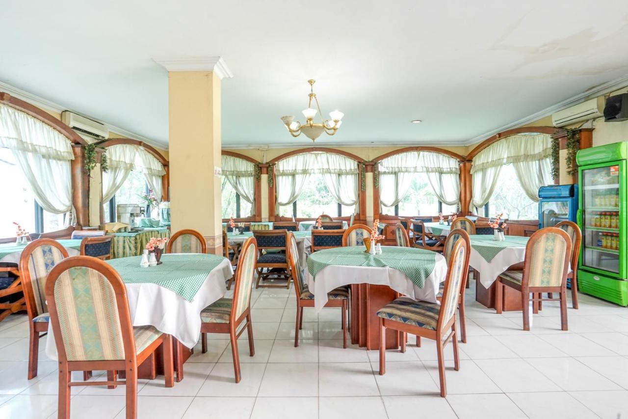 Отель Istana Permata Juanda Sawotratap Экстерьер фото