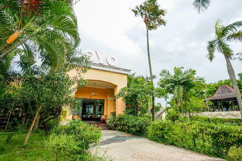 Отель Istana Permata Juanda Sawotratap Экстерьер фото
