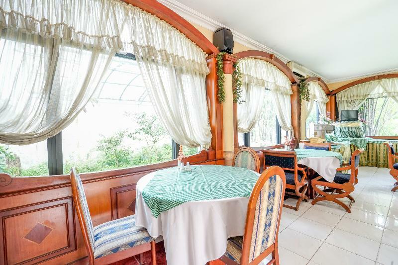 Отель Istana Permata Juanda Sawotratap Экстерьер фото