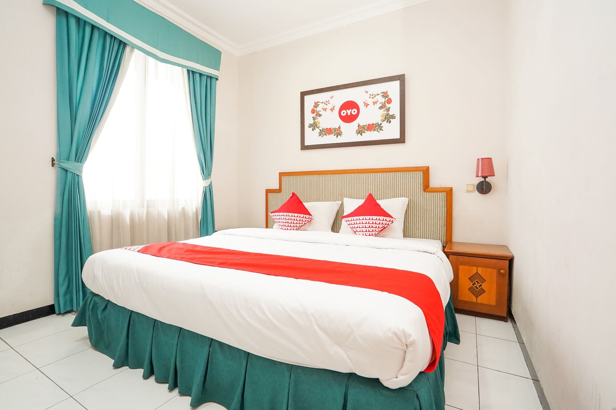 Отель Istana Permata Juanda Sawotratap Экстерьер фото
